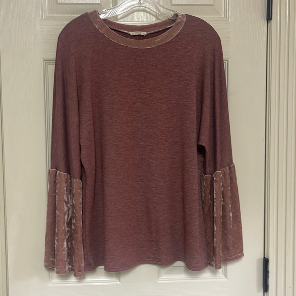Hummingbird long sleeve size small top. Great condition! See pictures